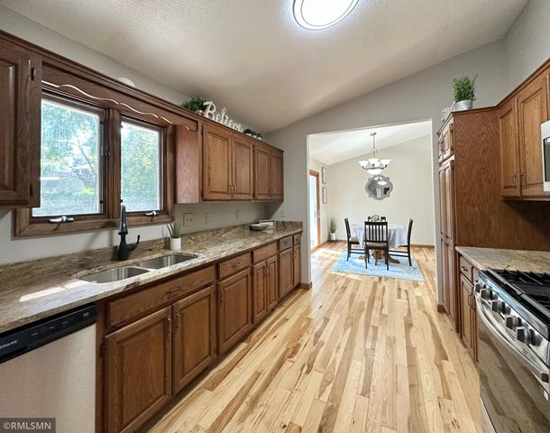 11900 Highland View Circle, Burnsville, MN 55337