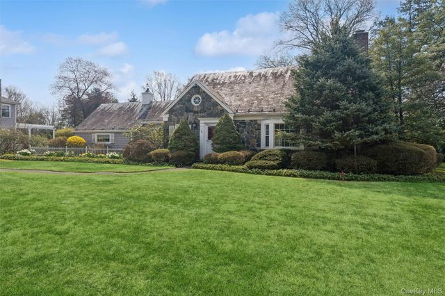 89 Country Club Drive, Port Washington, NY 11050