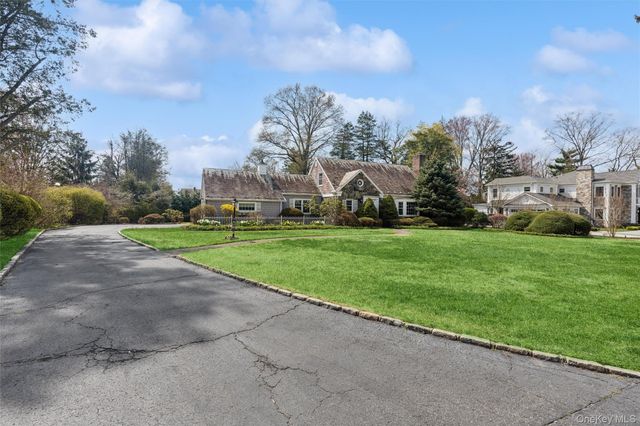 89 Country Club Drive, Port Washington, NY 11050