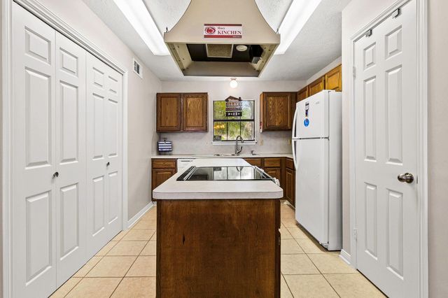166 Bridgelanding, Onalaska, TX 77360