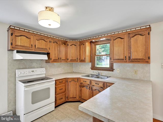 28 NURSERY LN, Lancaster, PA 17603