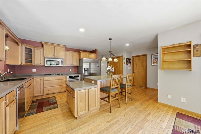 202 Enchanted Forest South, Lancaster, NY 14043