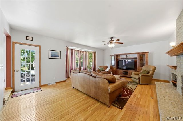 202 Enchanted Forest South, Lancaster, NY 14043