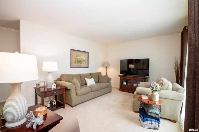 6203 N RANDWICK Road, Peoria, IL 61615