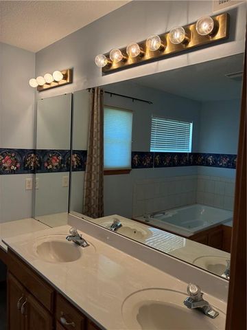 7211 S Arnett Road, Grain Valley, MO 64029