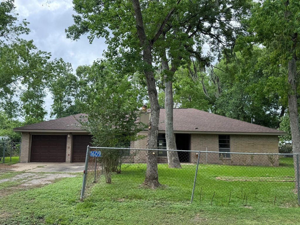 1609 Forrest Drive, Wharton, TX 77488