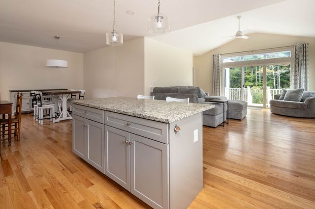 31 Split Rock Ln, Mattapoisett, MA 02739