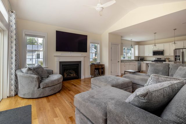 31 Split Rock Ln, Mattapoisett, MA 02739