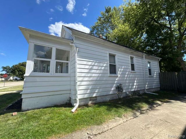 8734 Chalmers Avenue, Warren, MI 48089