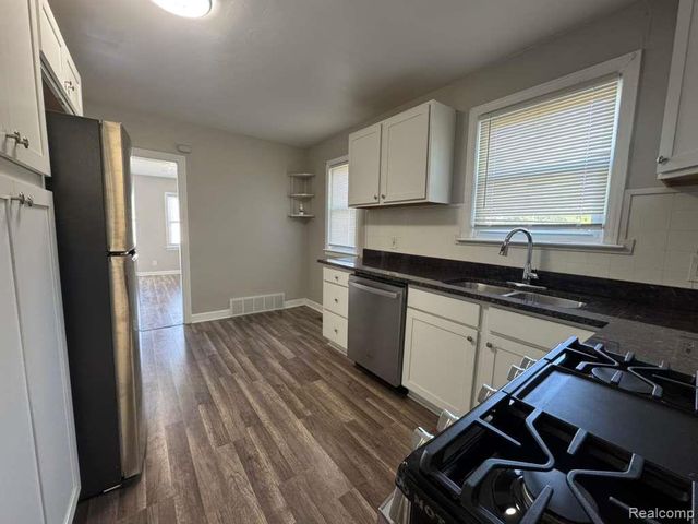 8734 Chalmers Avenue, Warren, MI 48089