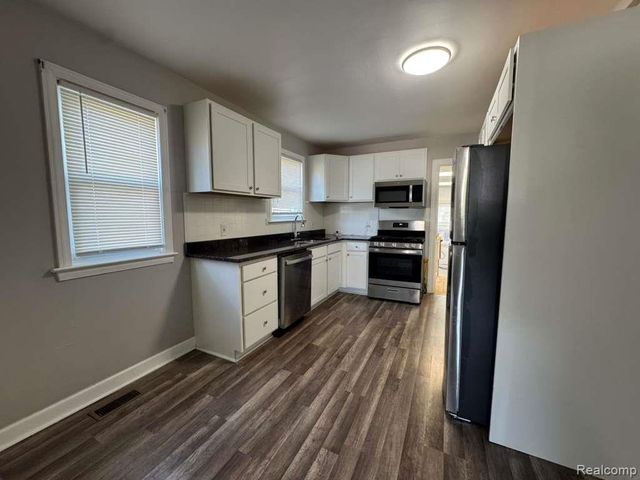 8734 Chalmers Avenue, Warren, MI 48089