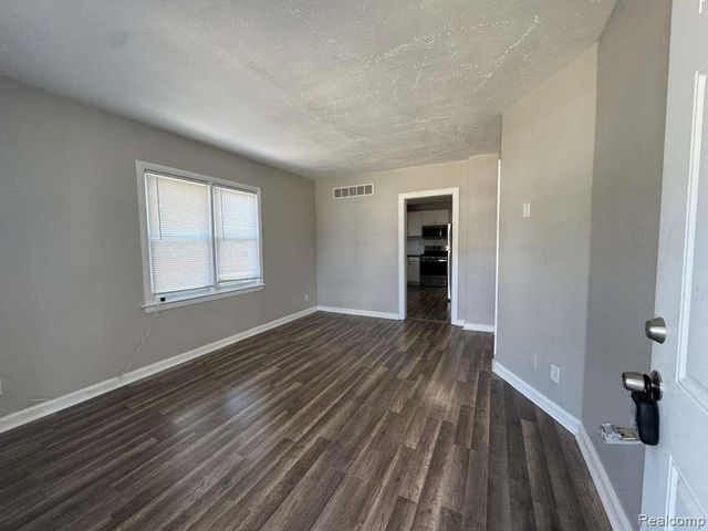 8734 Chalmers Avenue, Warren, MI 48089