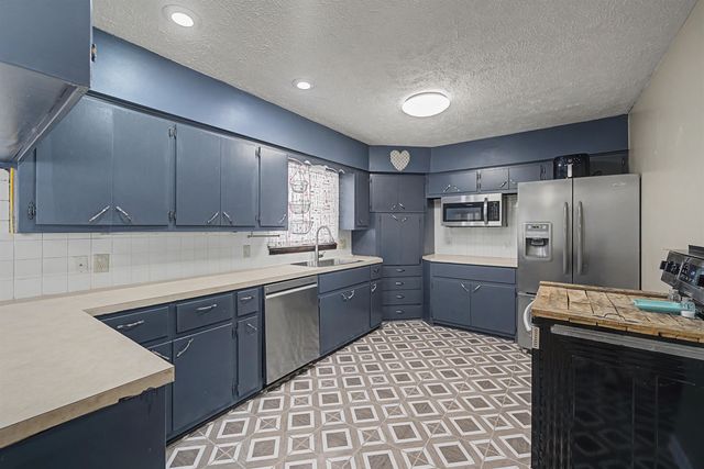 2228 Edward St, Salina, KS 67401