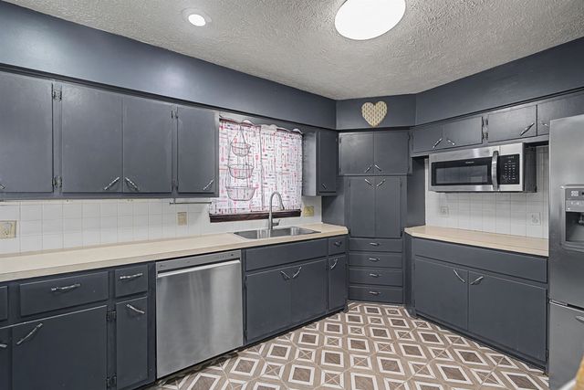 2228 Edward St, Salina, KS 67401