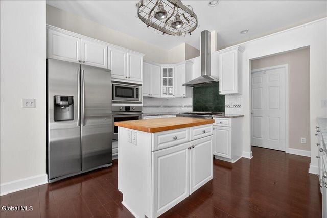 19 Highview Way, Halfmoon, NY 12118