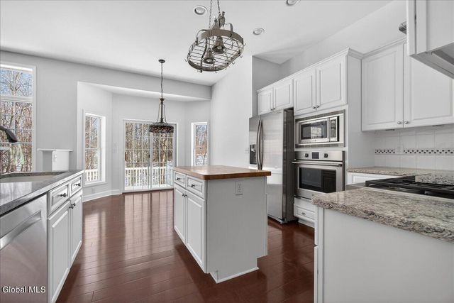 19 Highview Way, Halfmoon, NY 12118