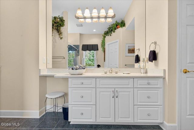 19 Highview Way, Halfmoon, NY 12118