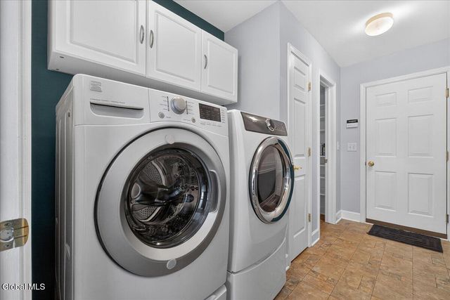 19 Highview Way, Halfmoon, NY 12118