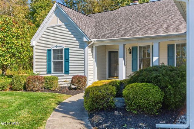 19 Highview Way, Halfmoon, NY 12118