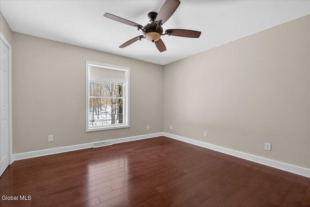 19 Highview Way, Halfmoon, NY 12118