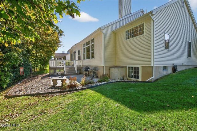 19 Highview Way, Halfmoon, NY 12118