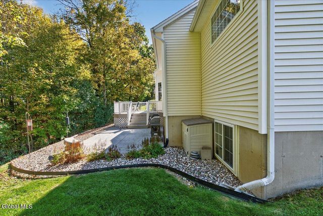 19 Highview Way, Halfmoon, NY 12118