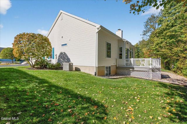 19 Highview Way, Halfmoon, NY 12118