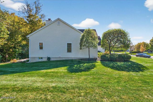 19 Highview Way, Halfmoon, NY 12118