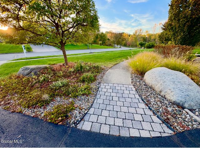 19 Highview Way, Halfmoon, NY 12118