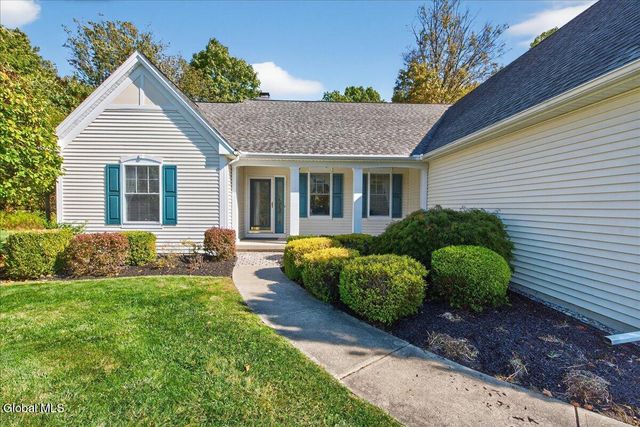 19 Highview Way, Halfmoon, NY 12118