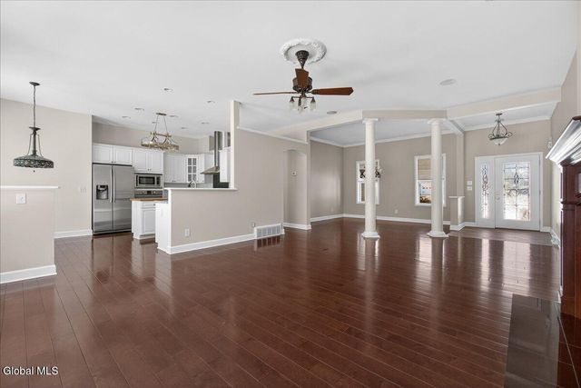 19 Highview Way, Halfmoon, NY 12118