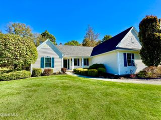 19 Highview Way, Halfmoon, NY 12118