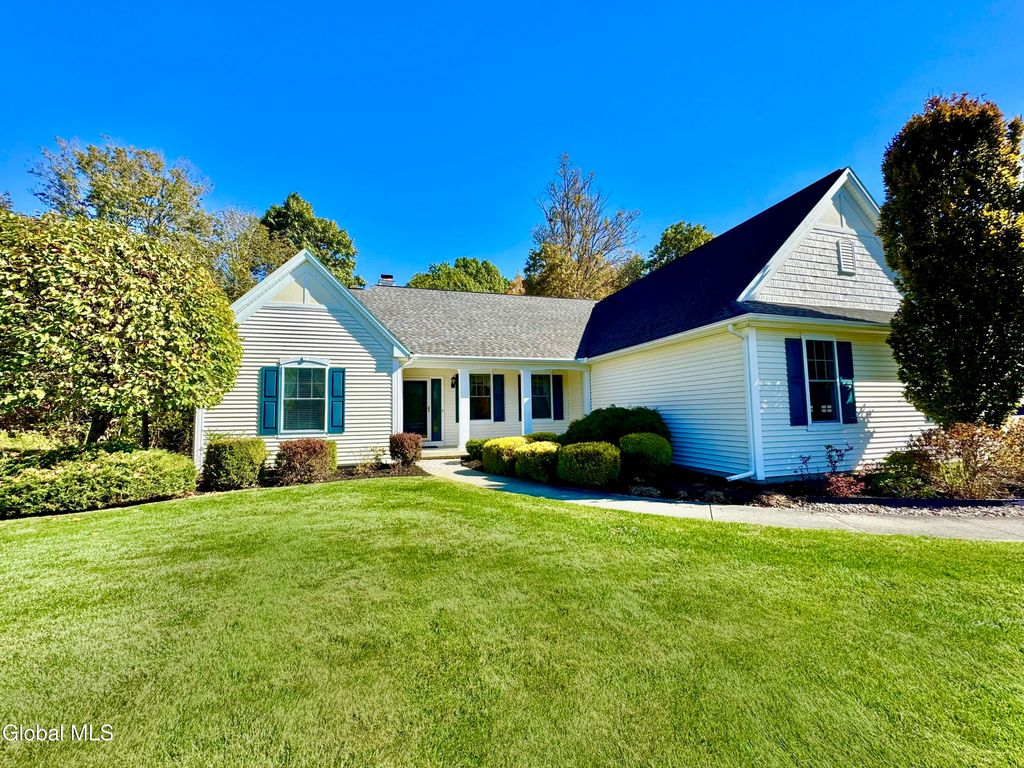 19 Highview Way, Halfmoon, NY 12118