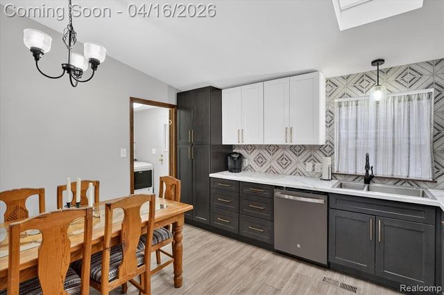 11542 Clearwater Dr, Fenton, MI 48430
