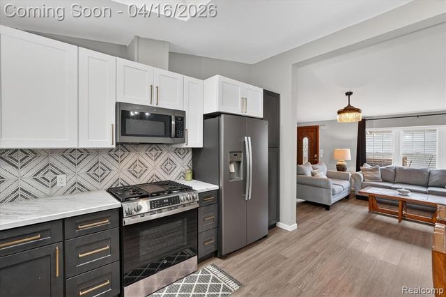 11542 Clearwater Dr, Fenton, MI 48430