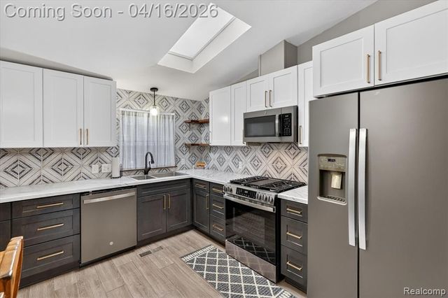 11542 Clearwater Dr, Fenton, MI 48430