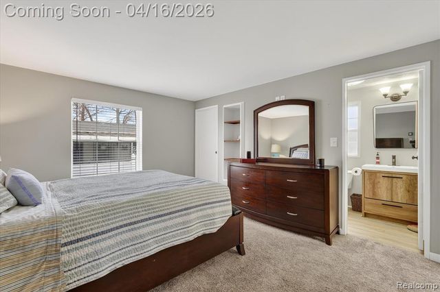 11542 Clearwater Dr, Fenton, MI 48430