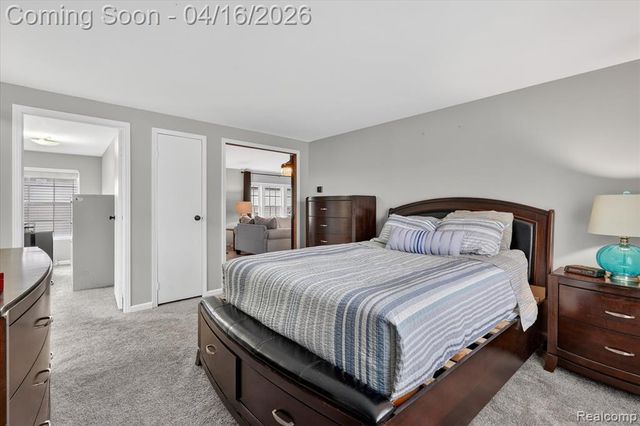 11542 Clearwater Dr, Fenton, MI 48430