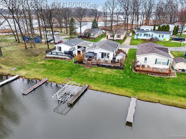 11542 Clearwater Dr, Fenton, MI 48430