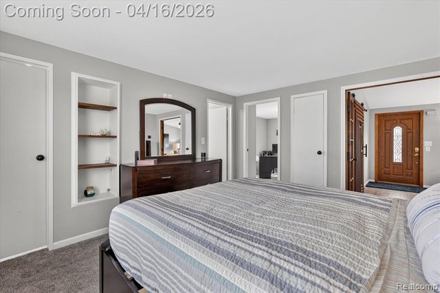 11542 Clearwater Dr, Fenton, MI 48430