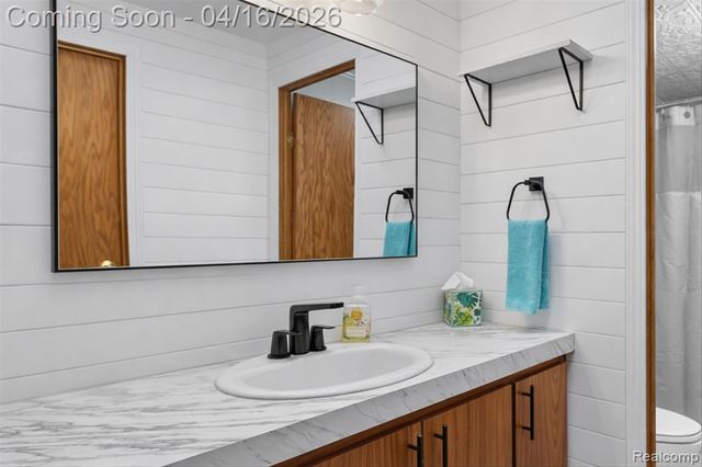 11542 Clearwater Dr, Fenton, MI 48430