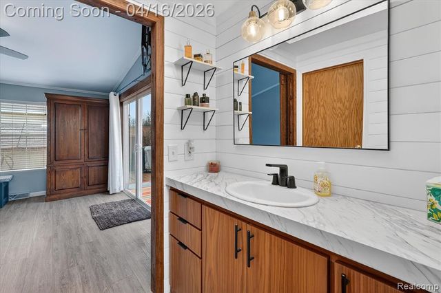 11542 Clearwater Dr, Fenton, MI 48430