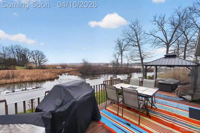 11542 Clearwater Dr, Fenton, MI 48430