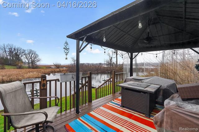 11542 Clearwater Dr, Fenton, MI 48430