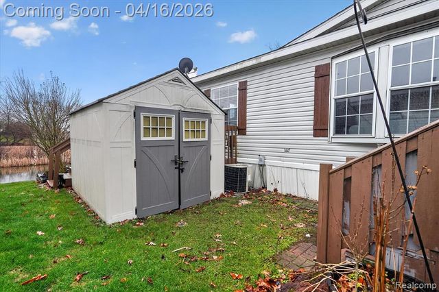 11542 Clearwater Dr, Fenton, MI 48430