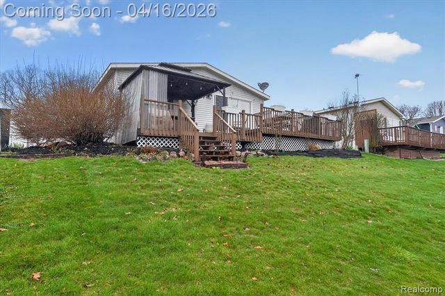 11542 Clearwater Dr, Fenton, MI 48430