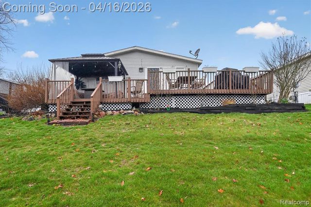 11542 Clearwater Dr, Fenton, MI 48430