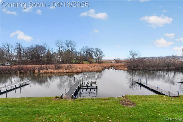 11542 Clearwater Dr, Fenton, MI 48430