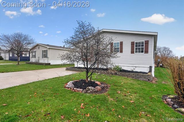 11542 Clearwater Dr, Fenton, MI 48430