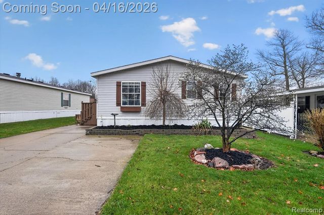11542 Clearwater Dr, Fenton, MI 48430